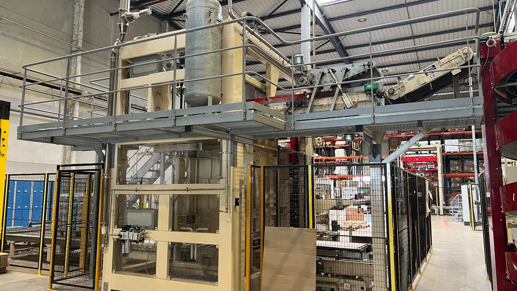 Plateforme industrielle installée autour d’un palettiseur
