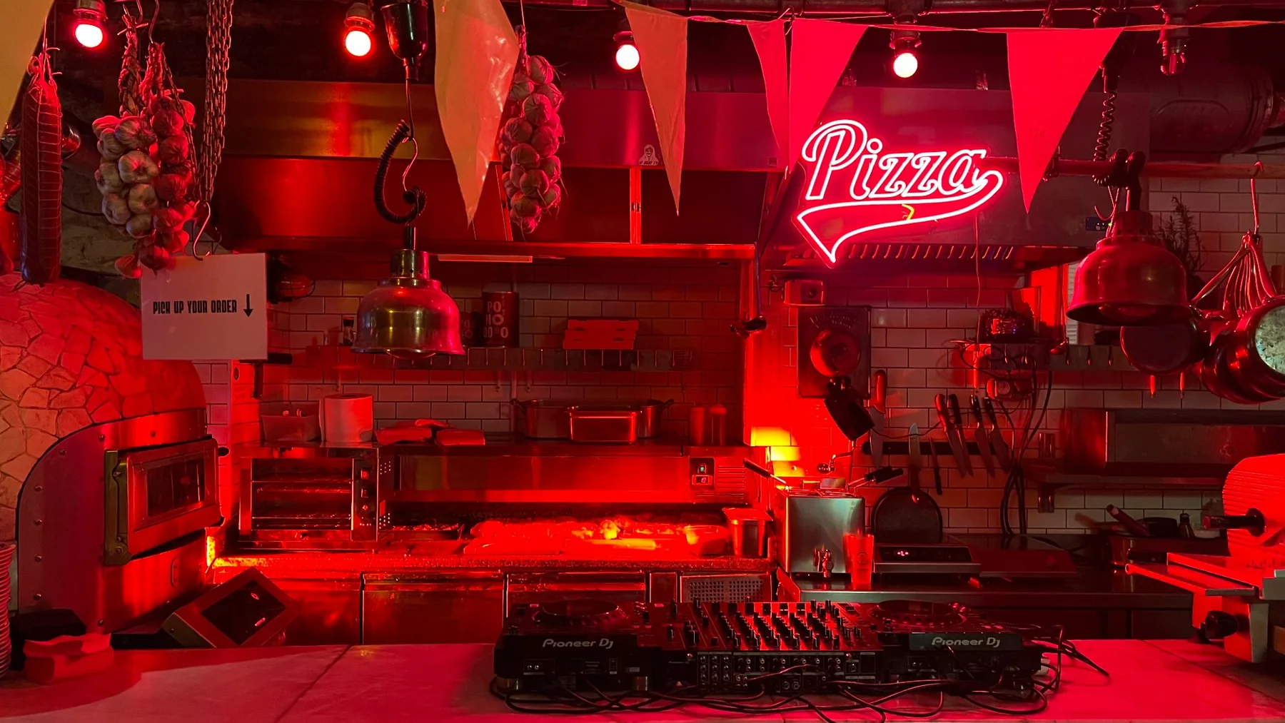 Installation événementielle avec ambiance lumineuse rouge