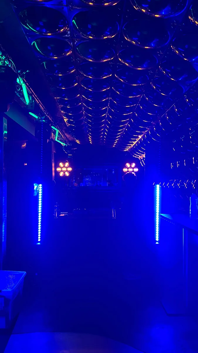 Ambiance lumineuse bleue avec barres LED