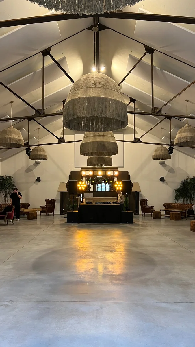 Installation son et lumière dans une salle de réception