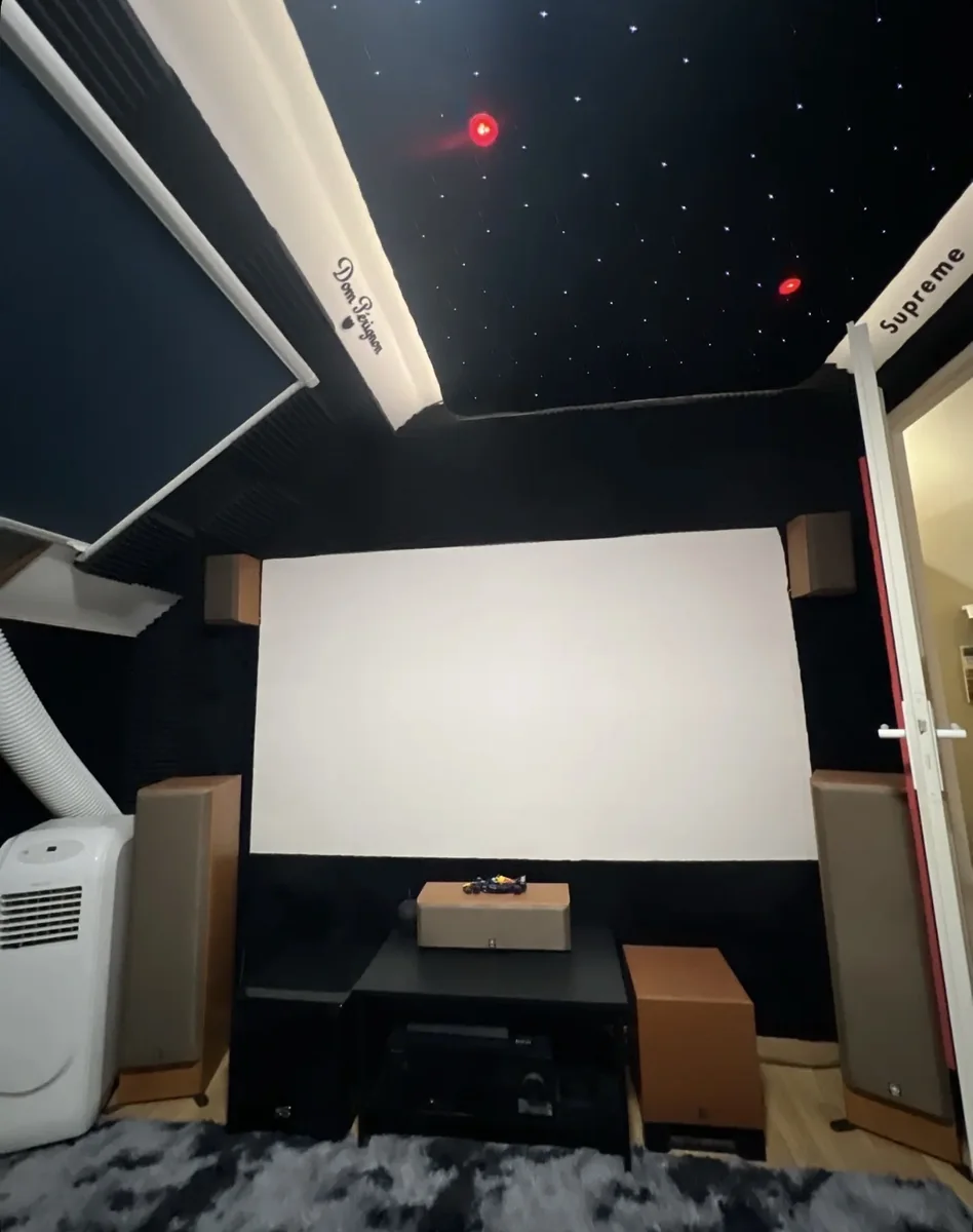 Salle home cinema finalisée avec ciel étoilé