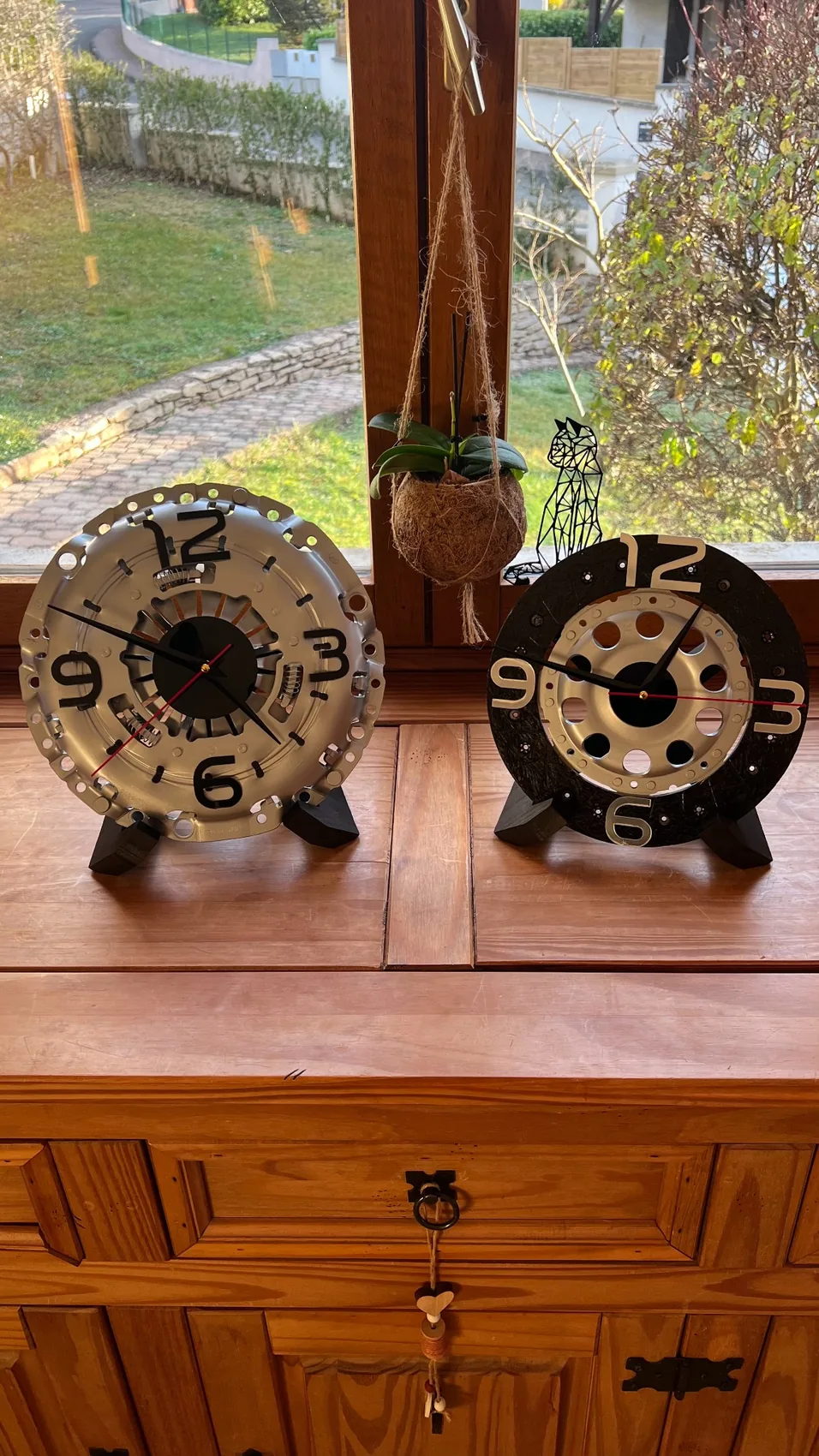 Horloges réalisées à partir de pièces mécaniques